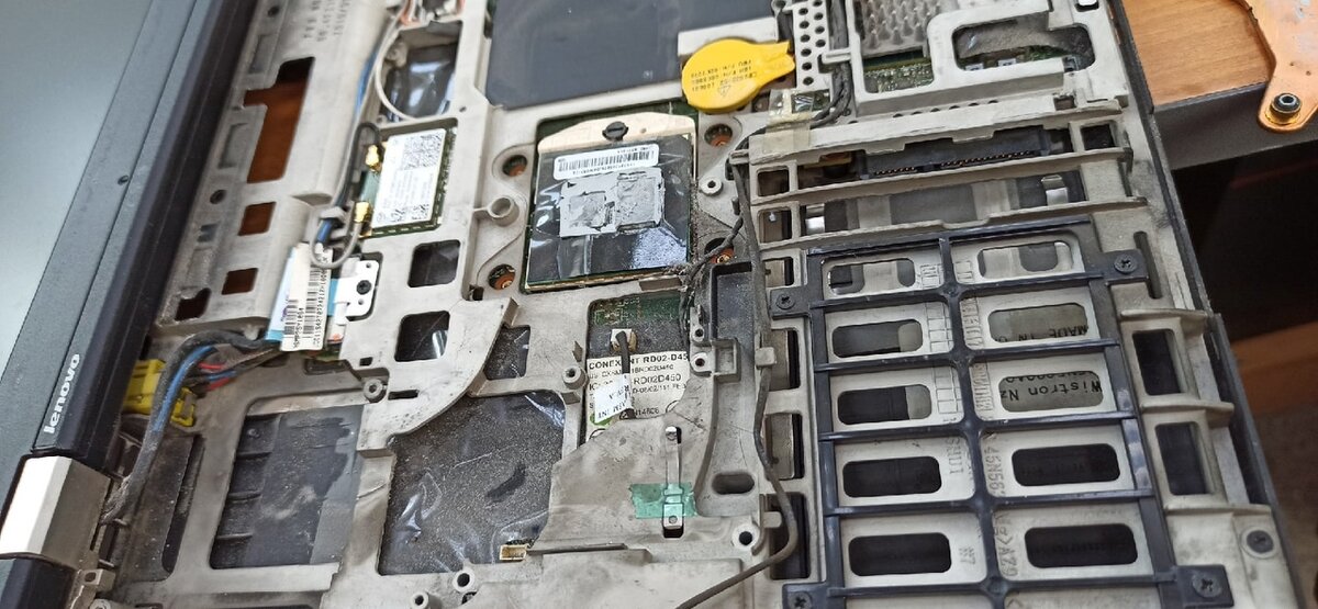 под радиатором полный хаос)