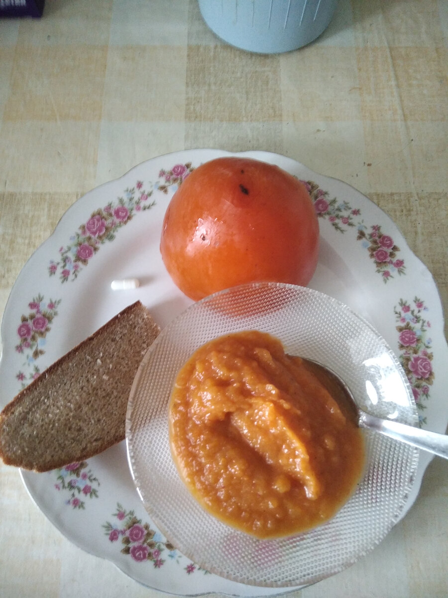 На завтрак икра из кабачков,хурма