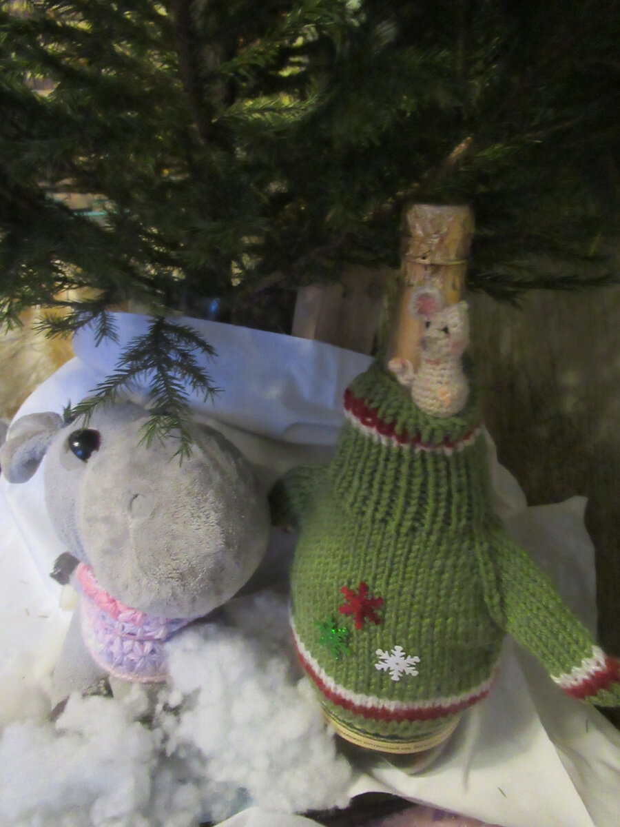 Свитер на бутылку шампанского. Архив наступающего 2020 года( год Мыши,  поэтому мышка выглядывает)