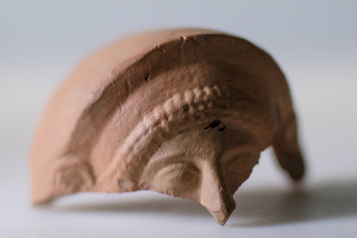 Терракотовая протома, конец VI - первая половина V вв. до н.э. Предмет хранится в коллекции музея-заповедника «Фанагория», ФМ-КП 70/63 А 2119 ГК 20278342.