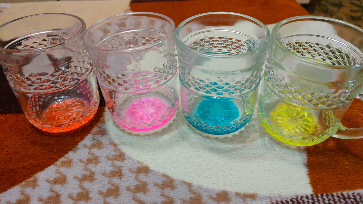 Кружки, которые мы купили в магазине низких цен "Доброцен". Личная фотография