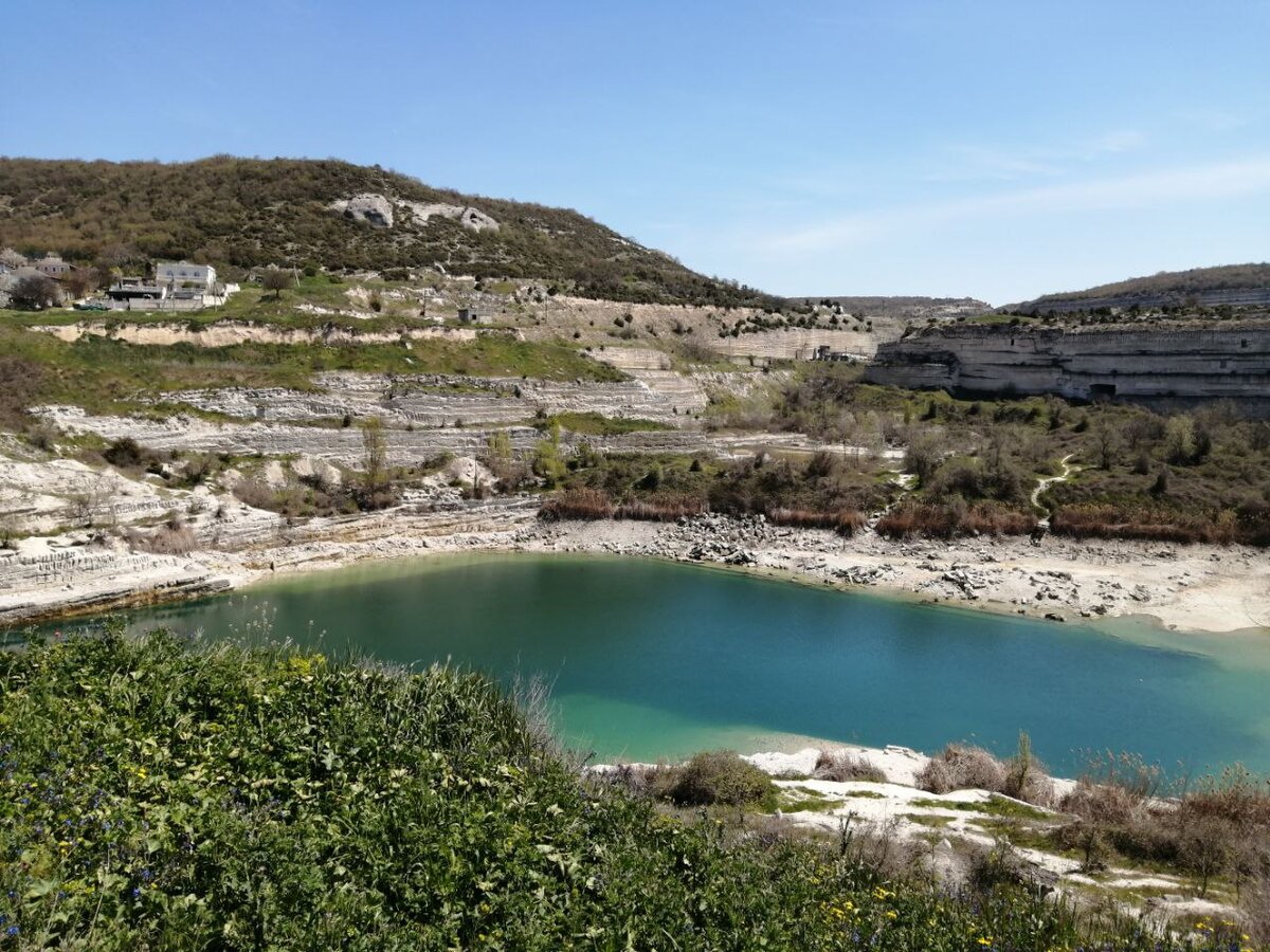 Рядом с заводом Инкерман есть вот такая красота, между прочим. Ну, не все же пить винишко:-) Фото мое.