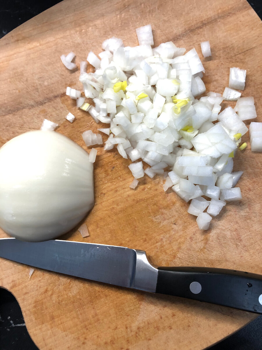 В кастрюлю положить масло гхи (или любое растительное масло), репчатый лук и обжарить его на среднем огне до золотистого цвета 