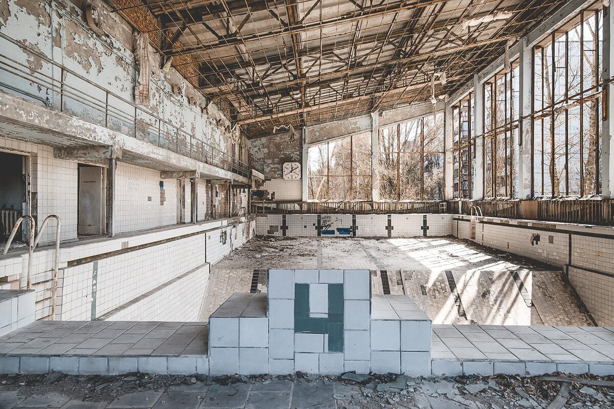 Припять. Украина. Город в Киевской области, покинутый жителями в апреле 1986 года после крупнейшей в мире ядерной аварии, — взрыва реактора на Чернобыльской Атомной электростанции (ЧАЭС). Город-призрак включён в список Всемирного наследия ЮНЕСКО как памятник самой ужасной техногенной катастрофы в истории человечества.Припять находится в 94 км от Киева и в двух километрах от ЧАЭС. Своё название город получил от одноимённой реки, на берегах которой он стоит.  Населённый пункт Припять был основан в 1970 году для проживания людей, занятых строительством и дальнейшим обслуживанием ЧАЭС. Электростанции присвоили имя «Чернобыльская» по названию районного центра. Foto: André Joosse