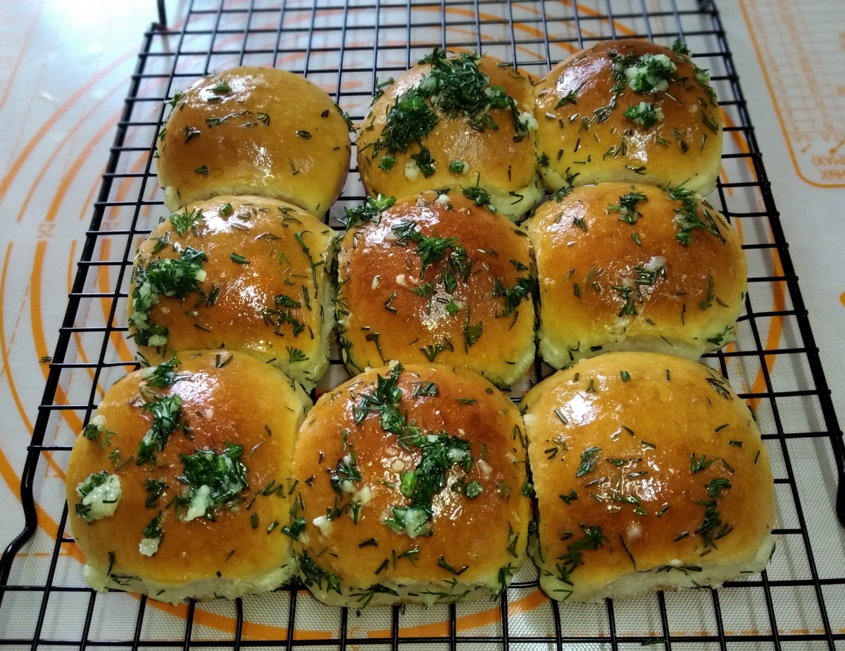 Пампушки с чесноком. Чесночные пампушки к борщу. Борщ с пампушками. Пампушки с чесноком к борщу.