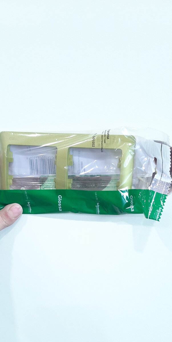 Камера не передает цвет, но стена светлая фисташка, а розетки яркая темная...