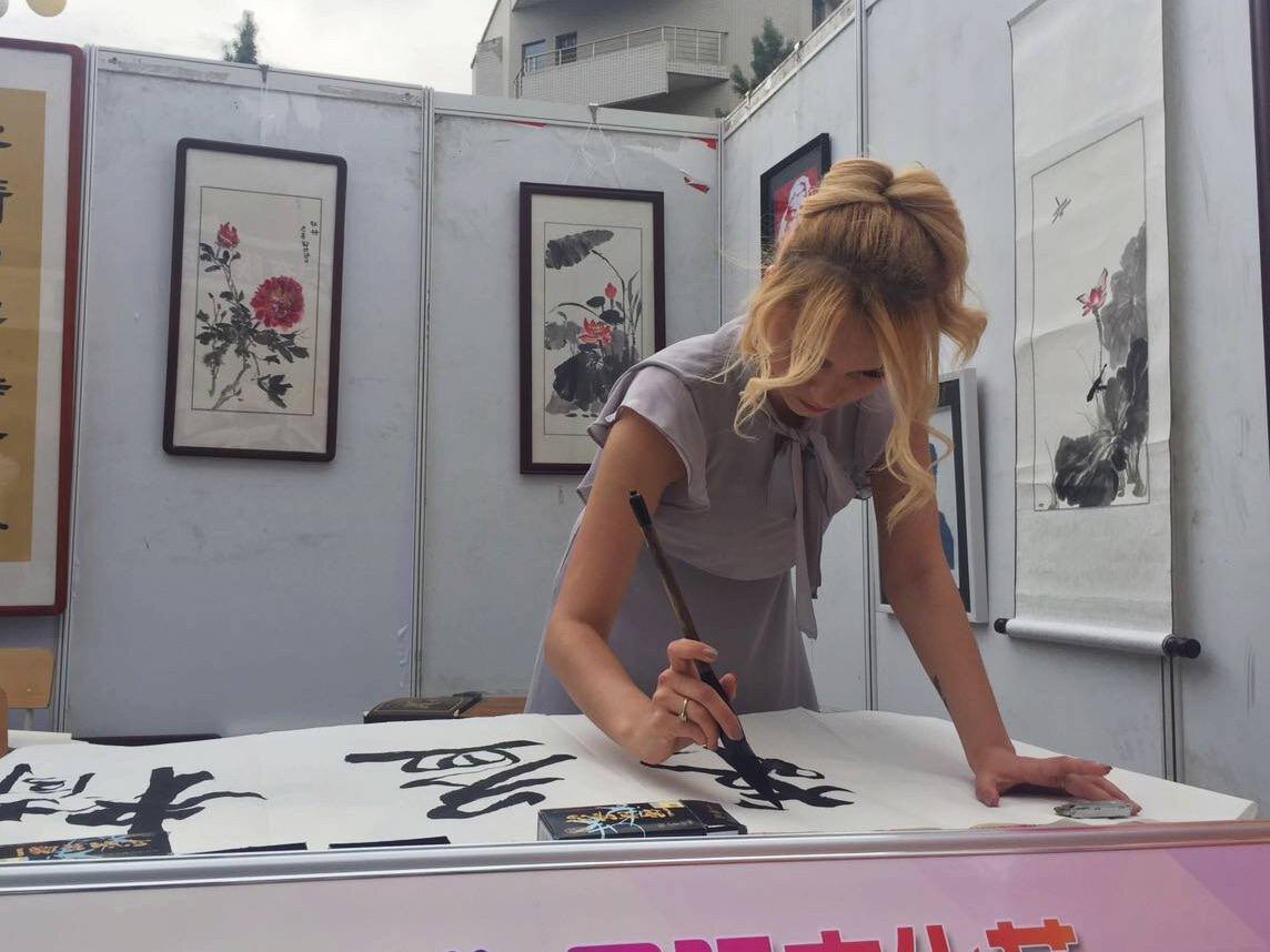 На фотографии каллиграф и преподаватель иероглифики в нашей школе - Ирина Быковских