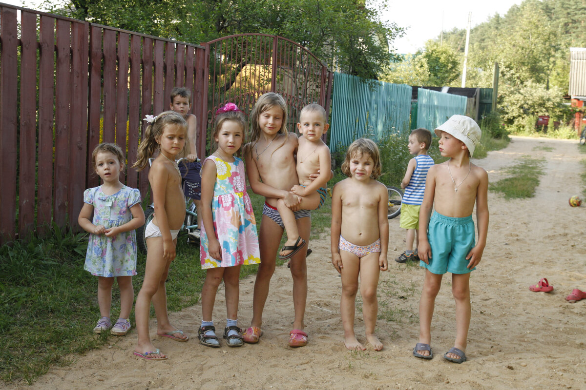 Наша дачная линия. 2013 год. Варя - вторая справа. Фото автора