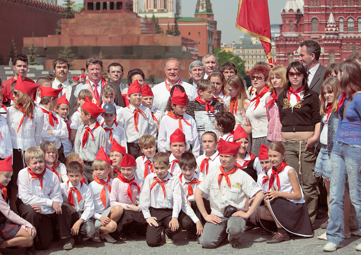 Старшее поколение, сидящее во власти возродило пионеров.