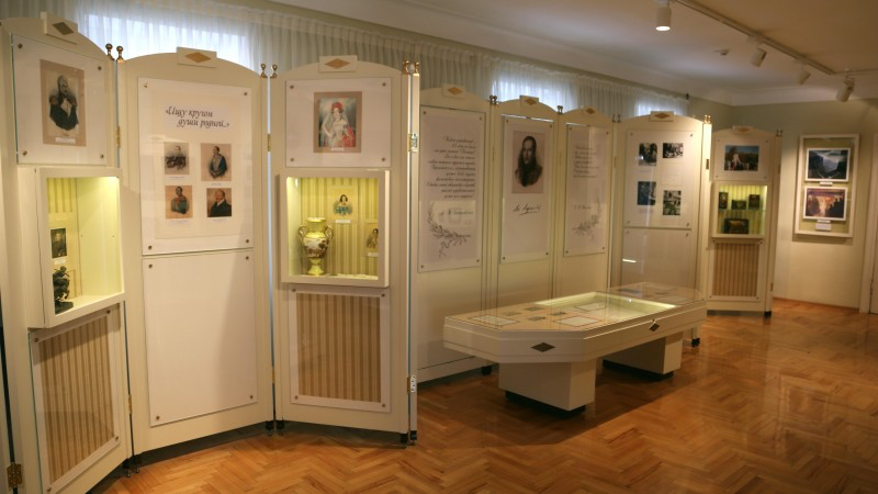 Долгие годы дом оставался обычным жильем, и только в 1948 году здесь была открыта литературная экспозиция. С течением лет ее содержание менялось, свой современный вид залы музея приобрели к празднованию лермонтовского юбилея, 150-летия со дня рождения поэта, широко отмечавшегося в стране в 1964 году. Сегодня экспозиция посвящена теме «М.Ю. Лермонтов на Кавказе», но прежде всего посетителей ждет рассказ о той роли, которую сыграл поэт в истории русской культуры. В первом зале отдела собраны многочисленные отечественные и зарубежные издания его произведений, афиши и фотографии лермонтовских спектаклей, хроника научных конференций и юбилейных торжеств. С 1968 года в Пятигорске проводится Всероссийский Лермонтовский праздник поэзии. Здесь же представлены и уникальные экспонаты – дары благодарных посетителей нашему музею, представляющие собой редкие книги и рисунки, памятные реликвии, бесценные свидетельства русской и кавказской старины.