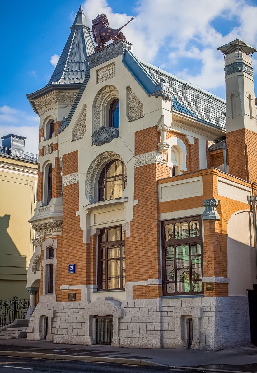 Современный вид здания на Остоженке, 21. Реставраторы особняка гордятся тем, что вернули на крышу скульптуру льва - фирменный знак Льва Кекушева 
