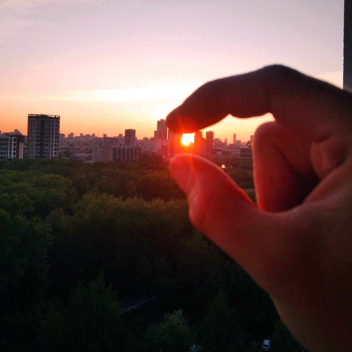 - Потрогать