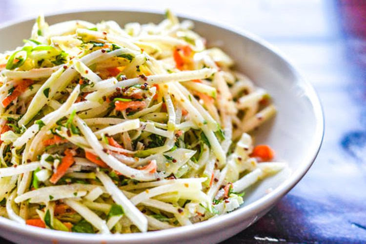 Источник фото https://food52.com/recipes/31232-kohlrabi-slaw/amp