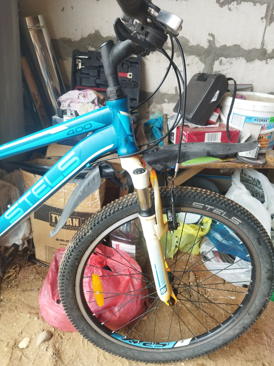 Вилка должна стоять так, тормозами вперед