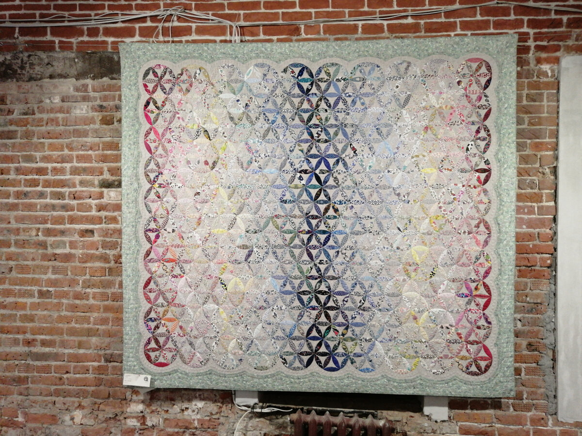 Некоторые шедевры рук человеческих заслуживают целой статьи, а не беглого показа. Огромный труд, талант и  любовь вложены в работы участников выставки. 