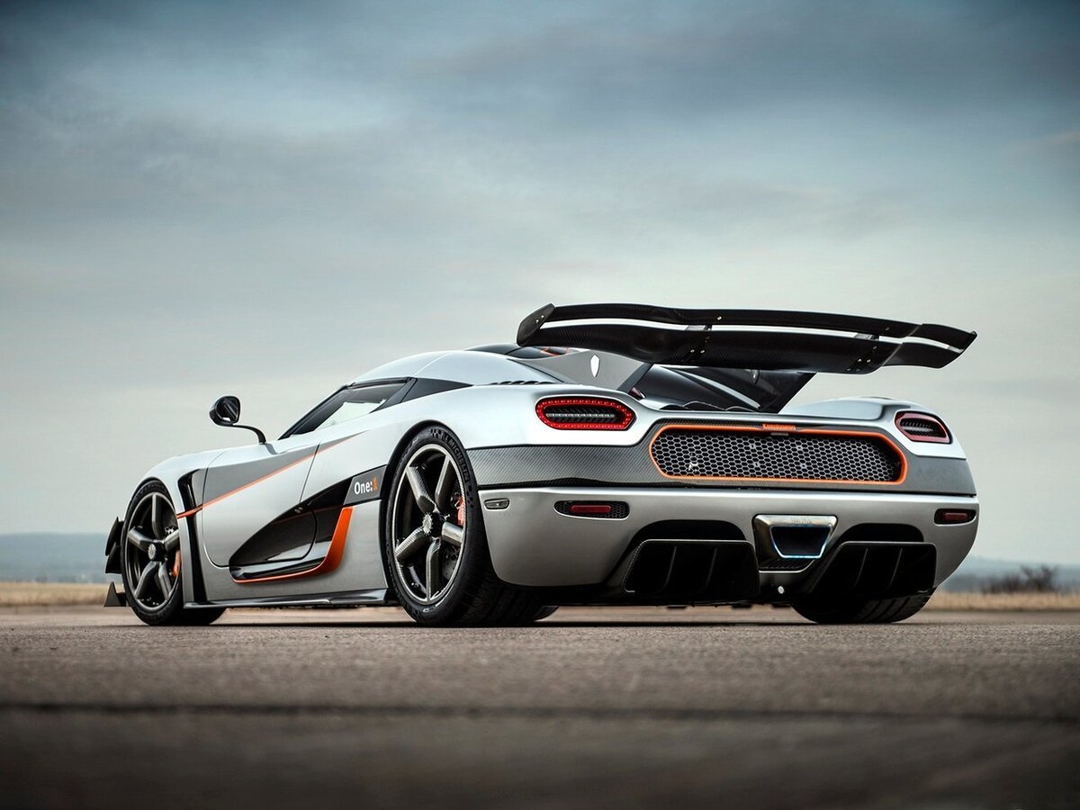 Шикарный Koenigsegg One:1 ("один к одному" в названии указывает на соотношение массы к мощности)