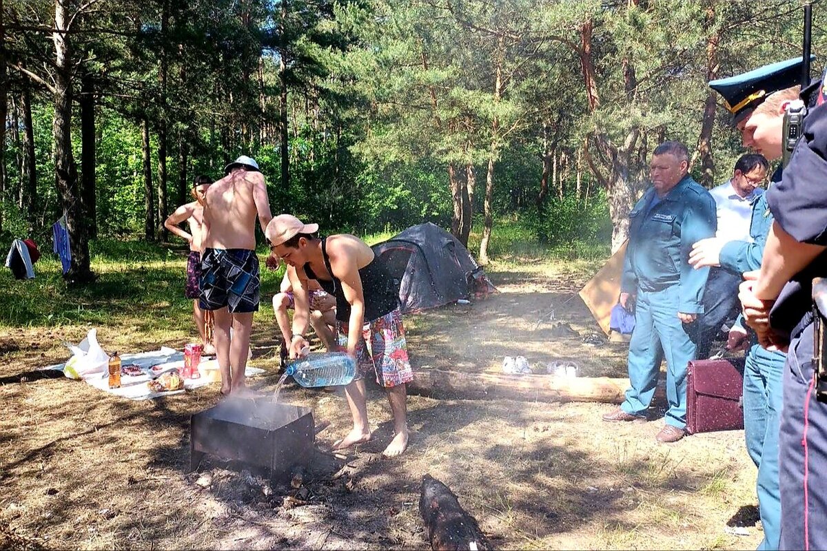 Наказание природы. Любительское на природе. Люди на шашлыках. Серебряный Бор зона отдыха для шашлыков. Место для отдыха лето.