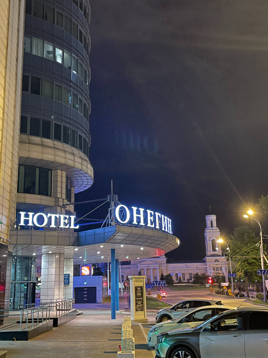 Отель "Онегин" в вечернее время