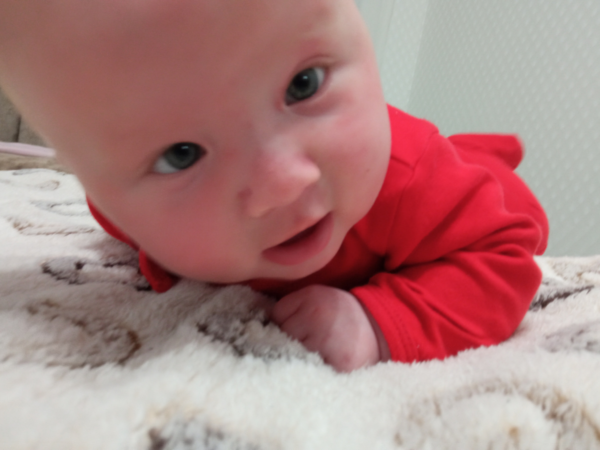 несколько смазанное, но очень милое фото моего сынули в  месяца.