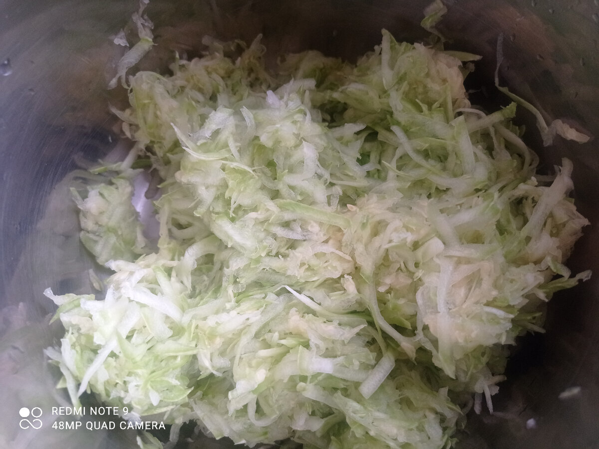 Кабачки помыть и натереть на крупной терке. Отжать сок. 