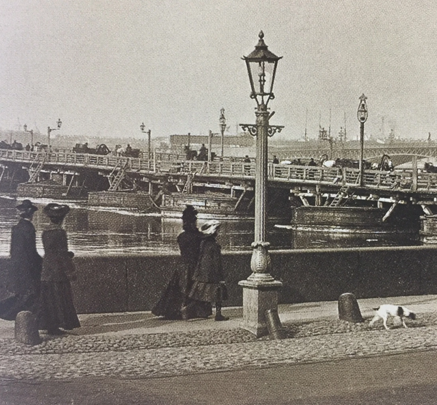 Набережная с установленными газовыми фонарями. Санкт-Петербург, вторая половина XIX века. Фото с сайта http://www.lensvet.spb.ru/gazovye_fonari 