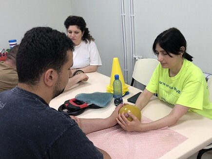 Сотрудницы Степанакертского реабилитационного центра работают с ранеными