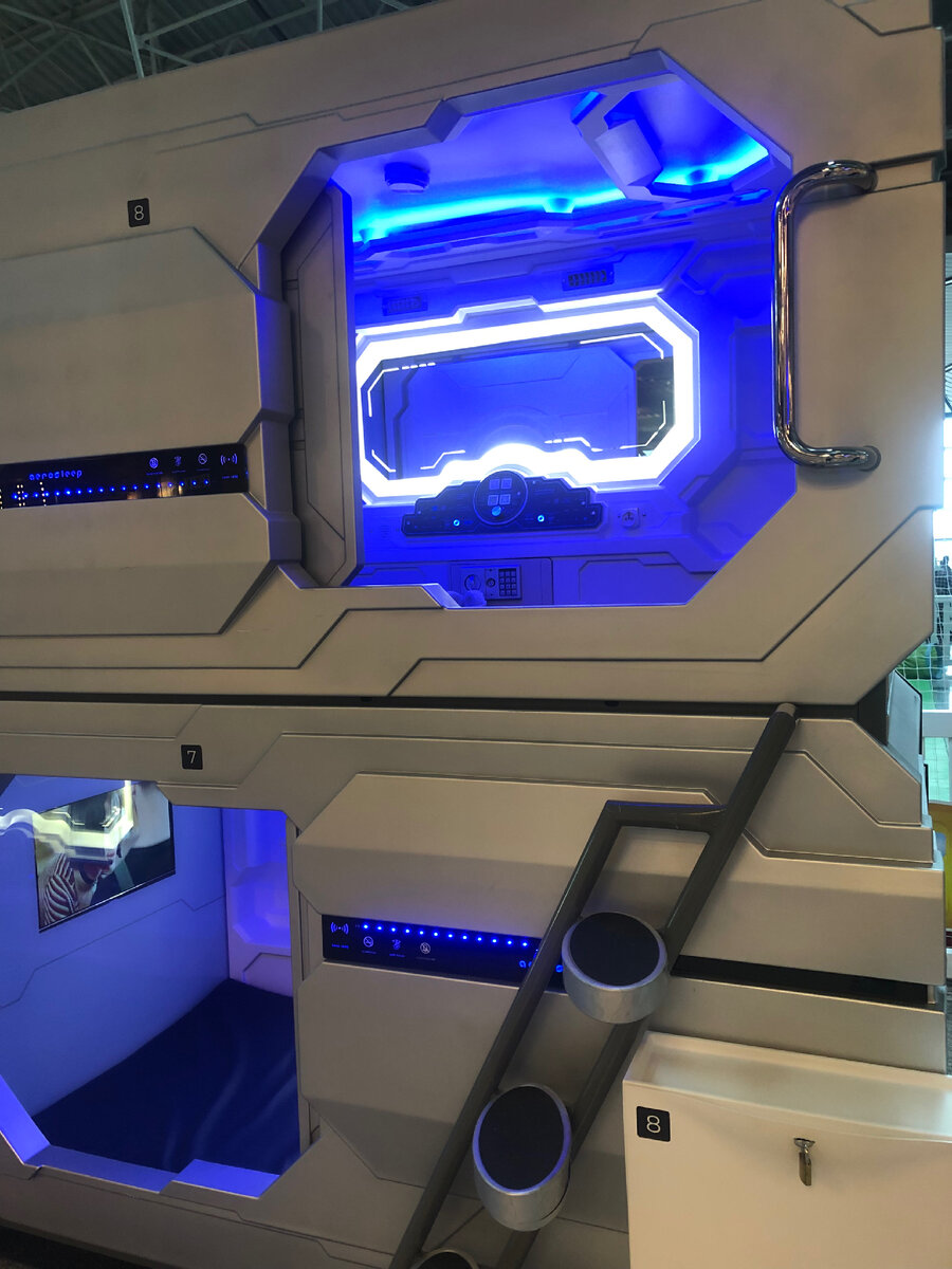 фото автора: таинственны космические кабинки в аэропорту 