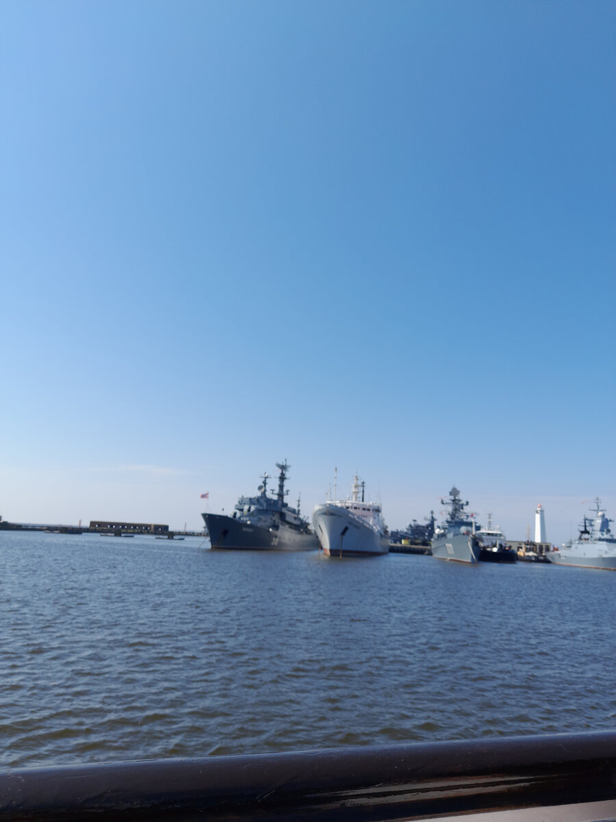 Вид на корабли , маяк и форт с воды