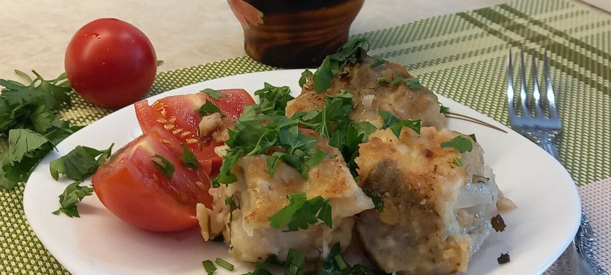 Минтай на сковороде с луком и зеленью.