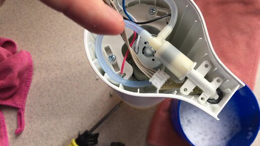 Диспенсер дозатор мыла забился и не пенит мыло. Как разобрать и ...