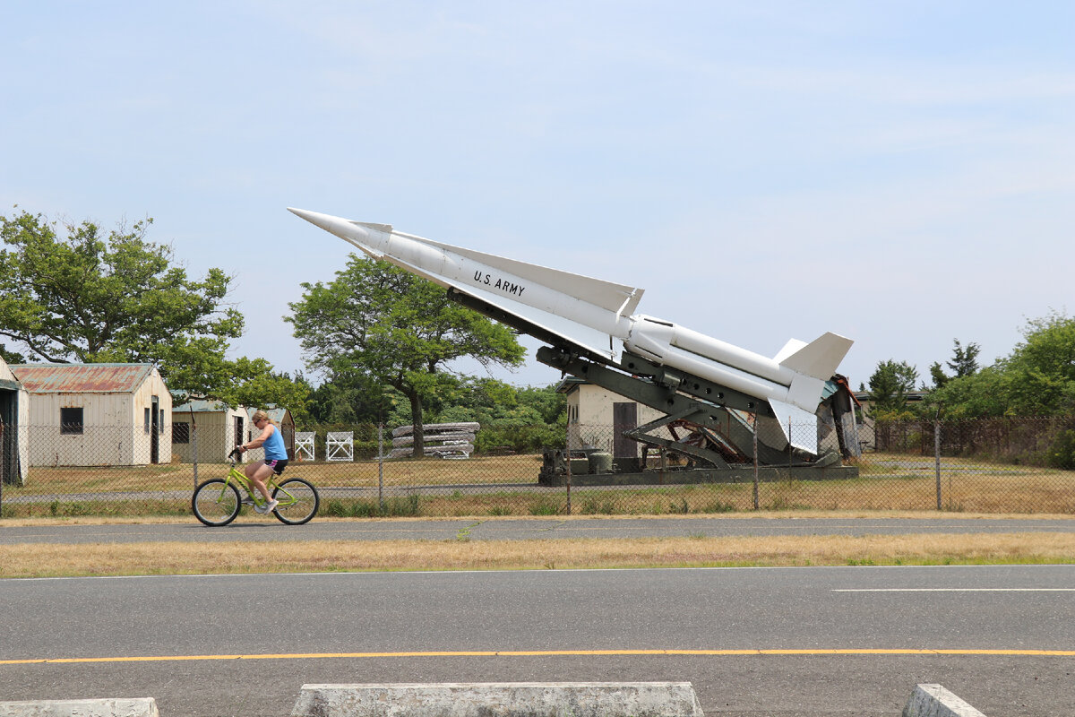 Не на каждом пляже можно встретить такие экспонаты. Фото автора.