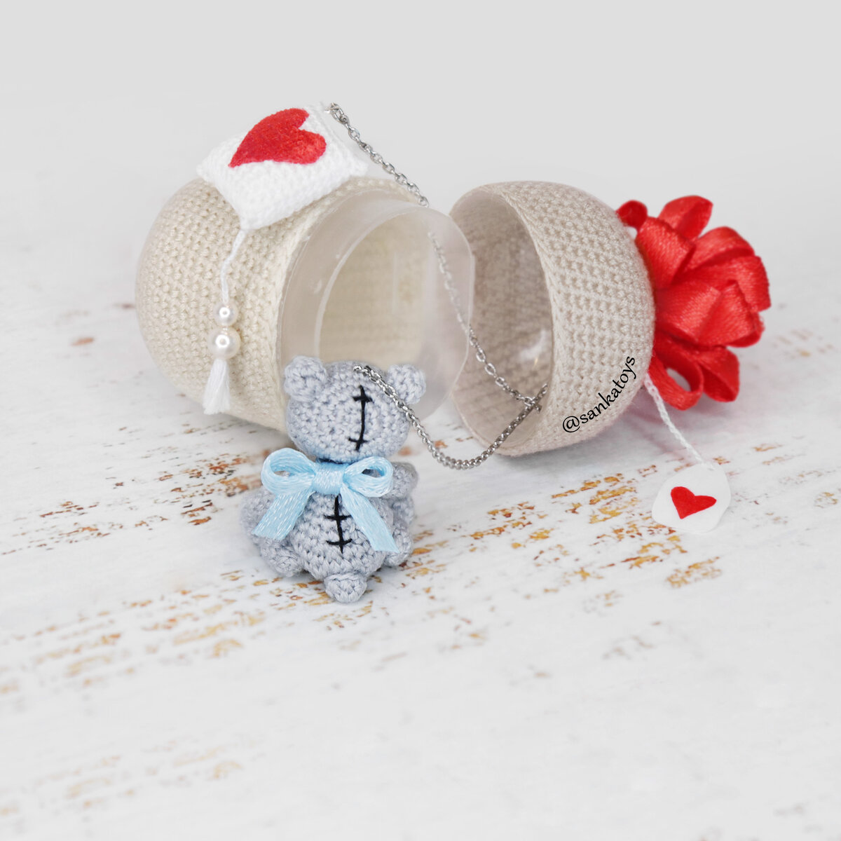 Киндер сюрприз ко дню Святого Валентина 😍
Контейнер с бантиком и бирочкой выглядит как настоящий подарок - а внутри прячется на тоненьких цепочках очаровательный мишка 😍 Пухлые теддики очень любят-1-3