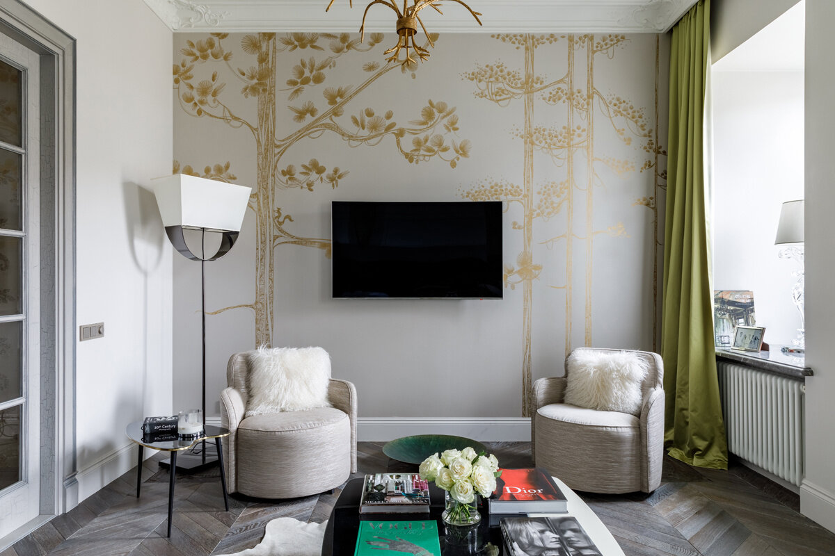 Фото: Александр Володин. Торшер, Galimberti Nino. Панно ручной росписи, Fresq. Ваза, Michael Verheyden. Кресло, Caracole, салоны That's Living.