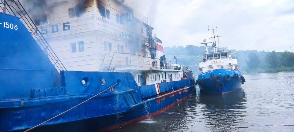     Работы на судне продолжаются. Фото: ГУ МЧС по Ростовской области.