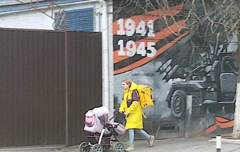     Лада стала популярной после работы курьером. Фото: паблик в "ВКонтакте" "Ростов-Главный"