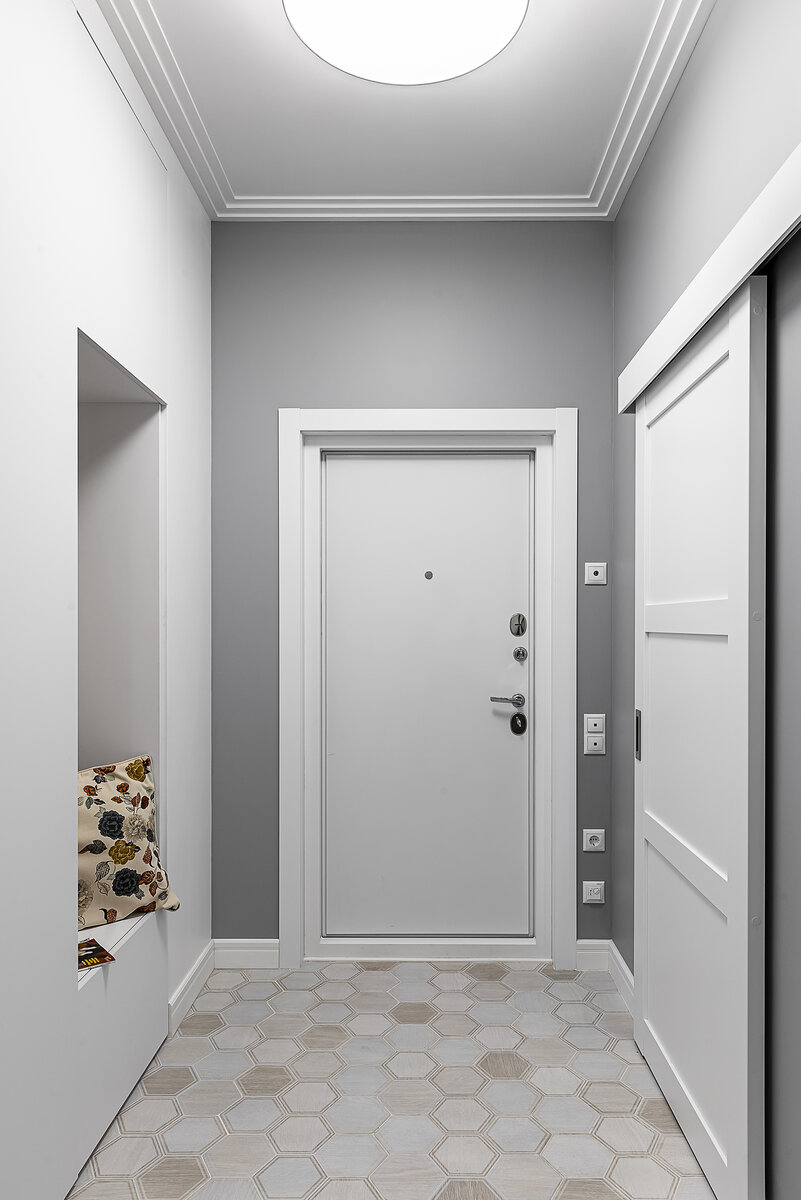 Фото реализованного проекта. Вид на входную дверь