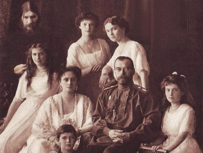 Распутин с царской семьёй