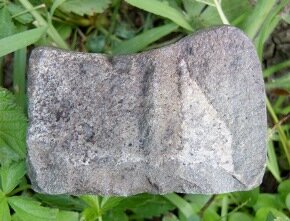 4. 2022 г. Вид с правой, отколотой, стороны, вдоль жёлоба