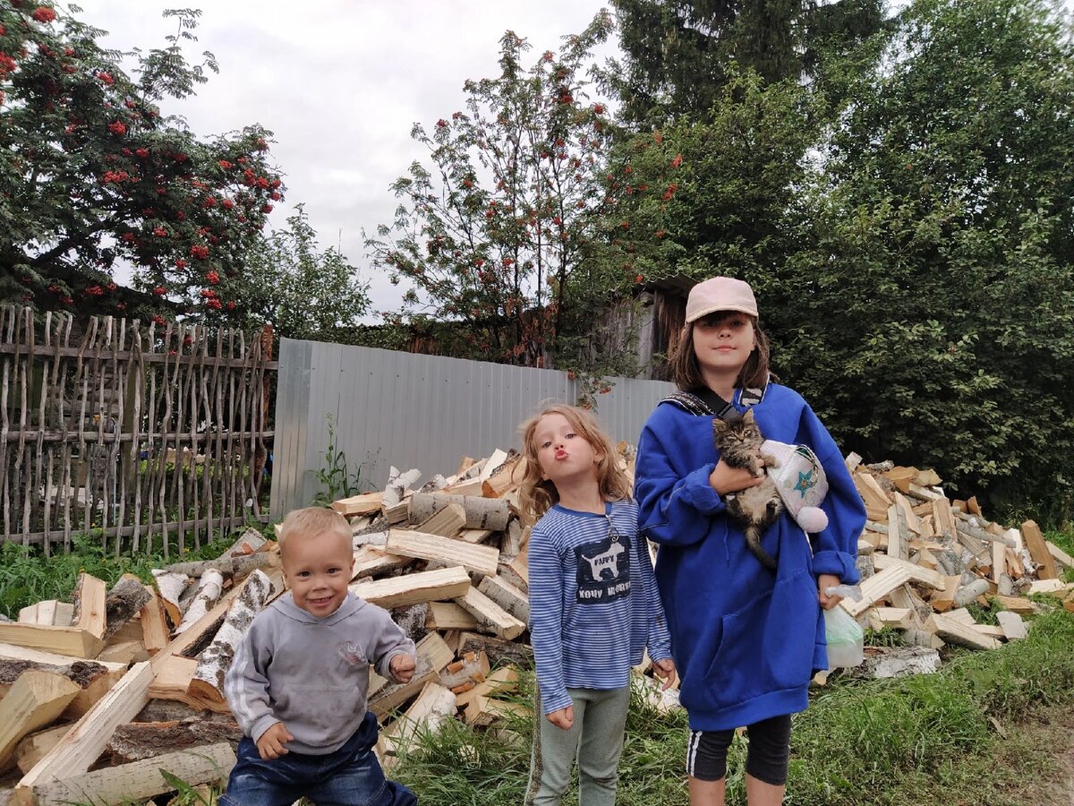 Племянница Маша в гостях,из Тюмени приехала (в синей кофте),мы заготавливали прошлым летом дрова 