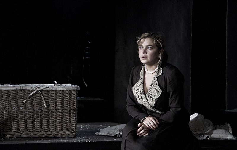 Сцена из спектакля «Жена» (2012) Театра Олега Табакова