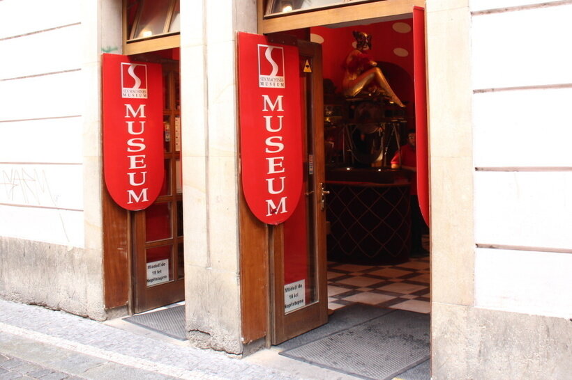 Вход в музей секс-машин. Фото из открытых источников