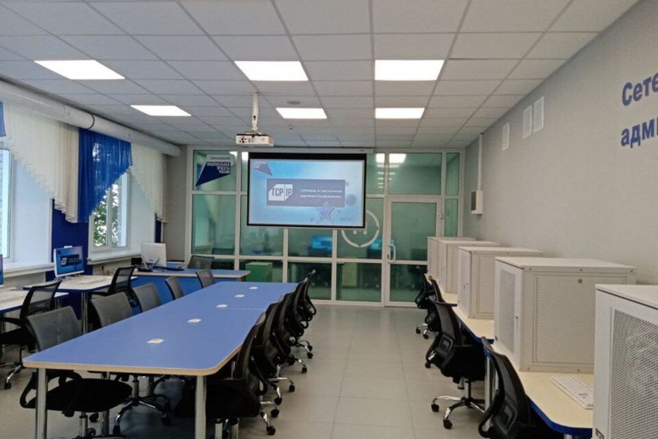     В Новосибирском политехническом колледже откроют новые мастерские для студентов-айтишников. Фото: Правительство НСО