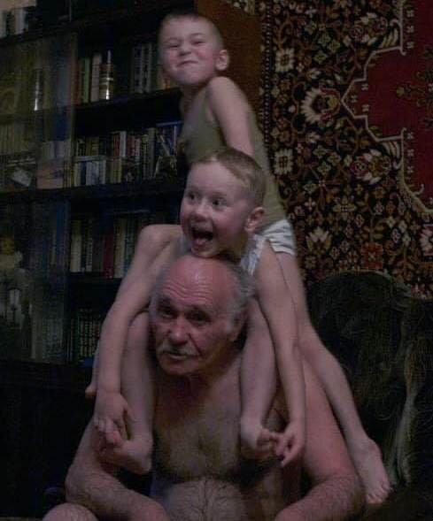 Дед и внуки