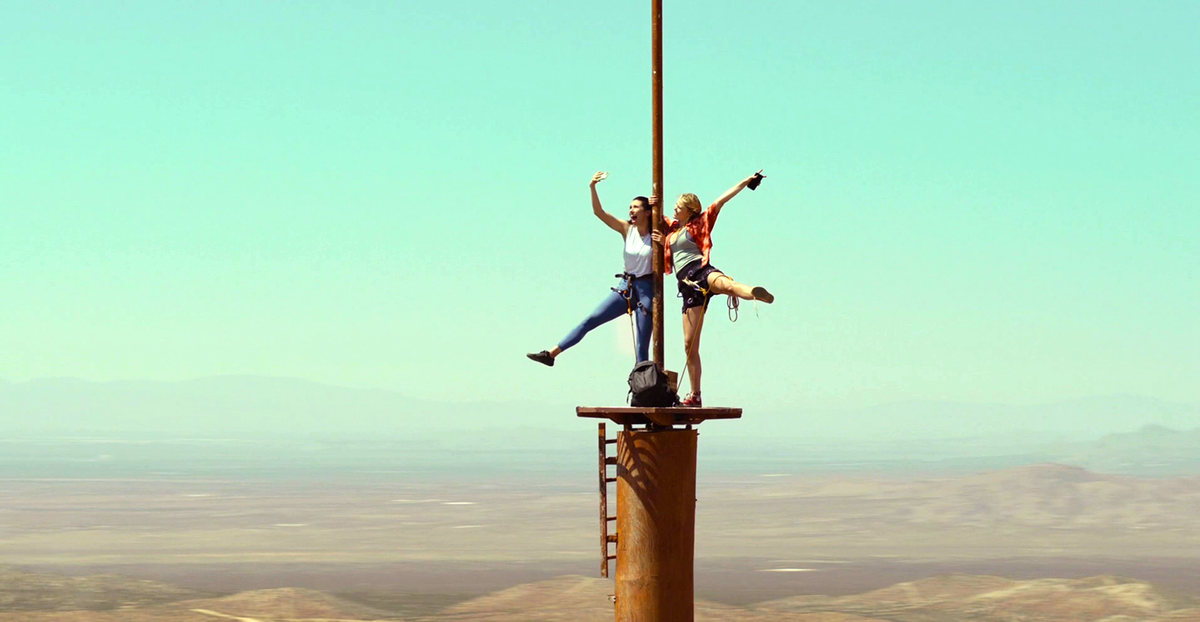 Экстрималы карабкаются на вершины ради андреналина и хайпа. Героини фильма «Вышка» - не исключение. Правда, есть у них и другие цели