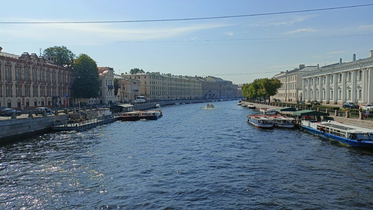 Вид с Аничкова моста, река Фонтанка
