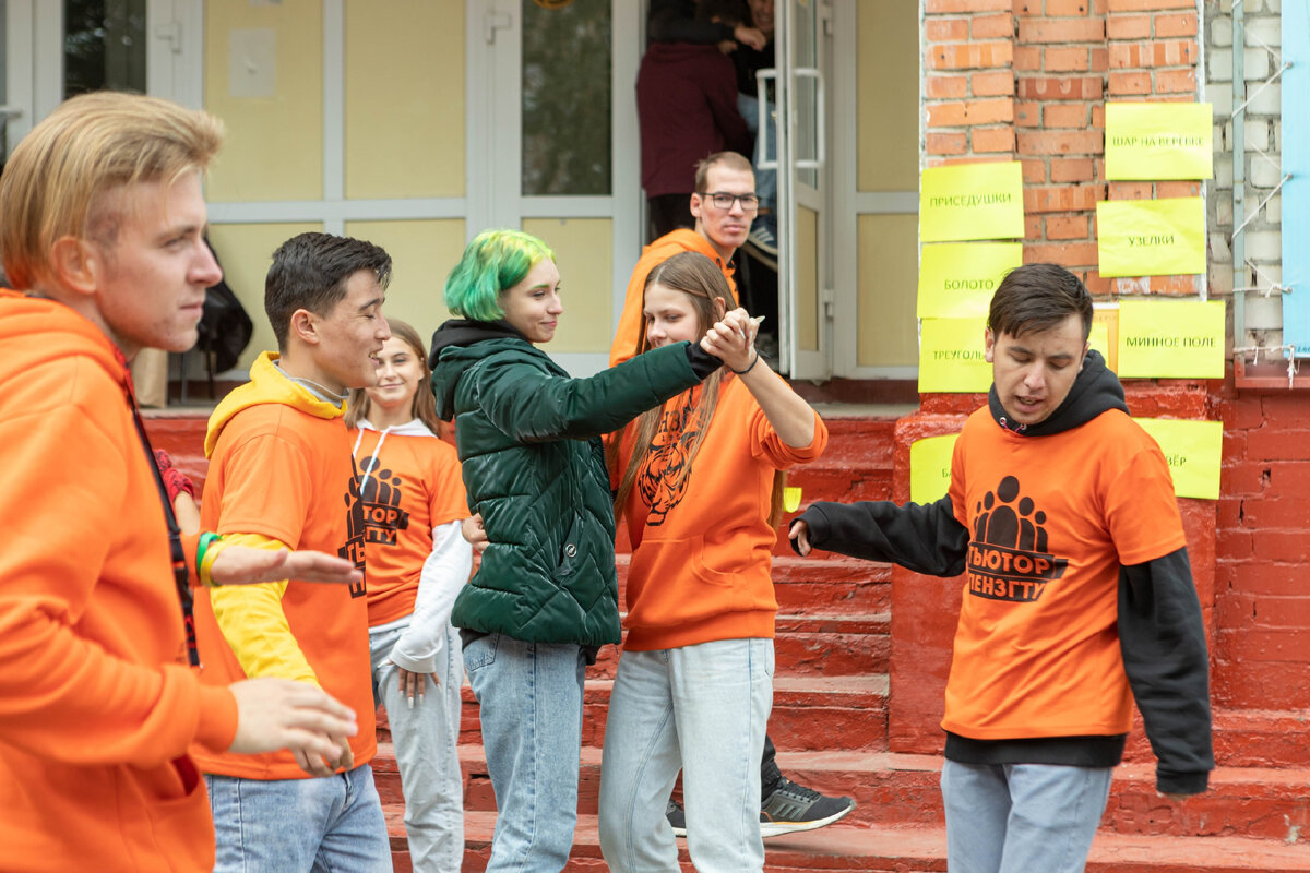 В университетской группе учатся 24 мальчика. Студент группы Иванов.