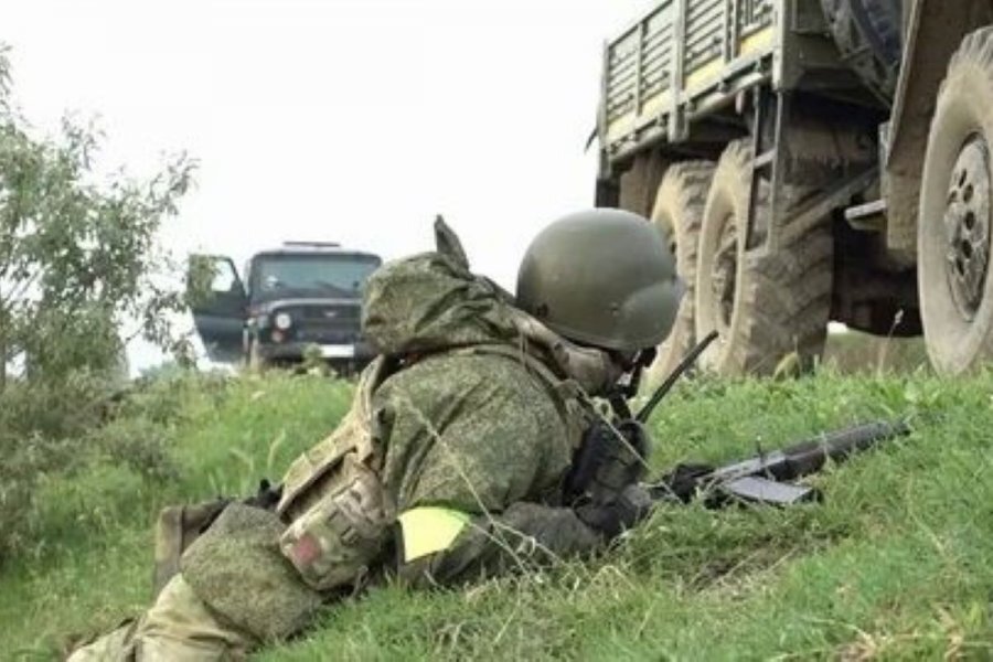 ВОЕННЫЕ НА ПРИДОРОЖНОМ ОТКОСЕ.  фото: картинки  яндекса.