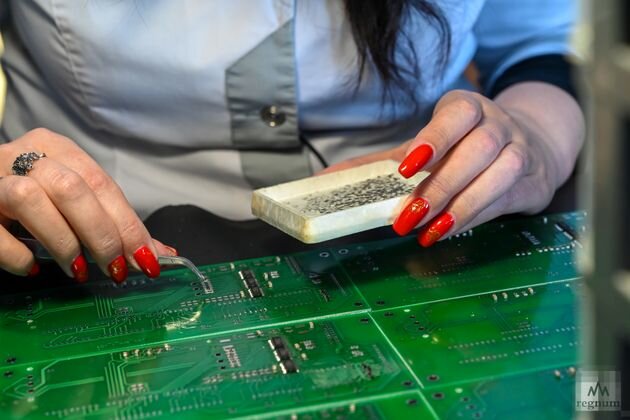    Изготовление плат для продукции предприятия Александр Погожев © ИА REGNUM