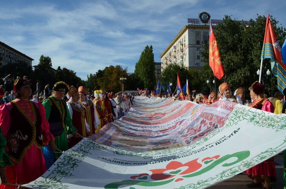     Участники фестиваля народных культур пронесли многометровое полотно Геннадий БИСЕНОВ
