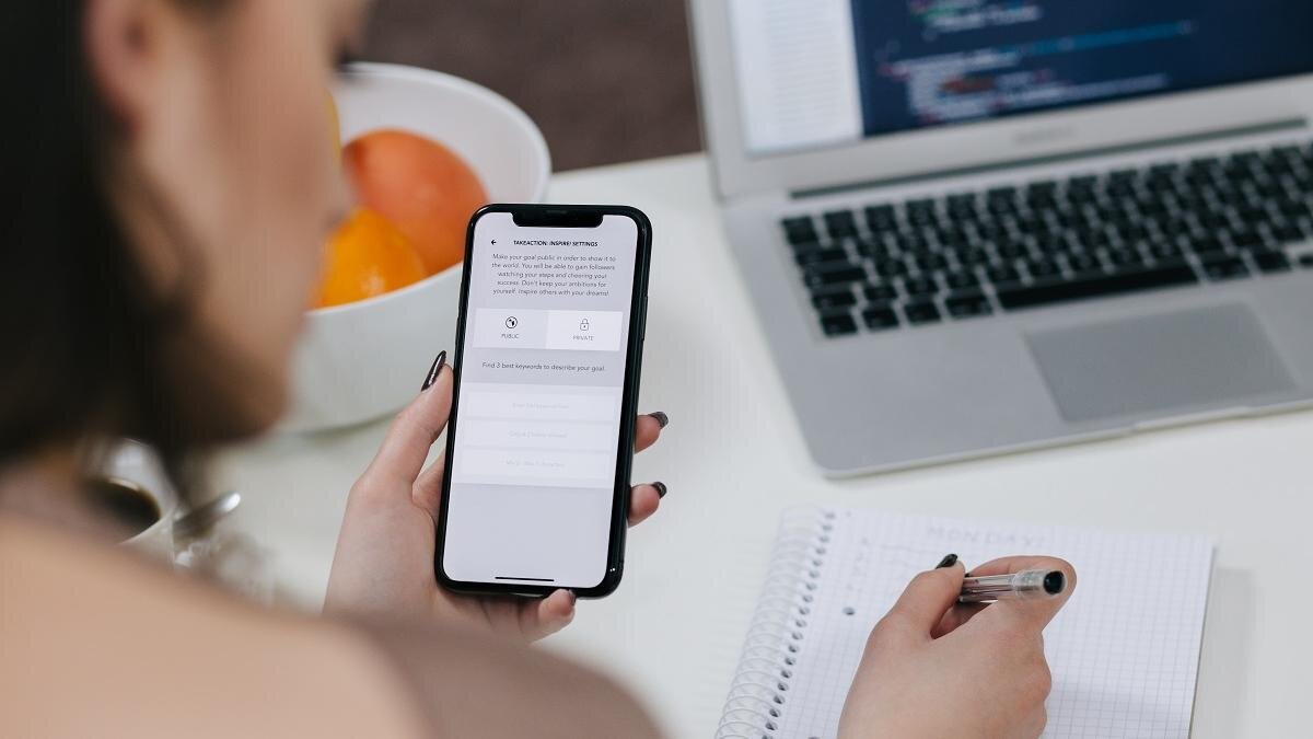    Девушка держит мобильный телефон:pexels.com